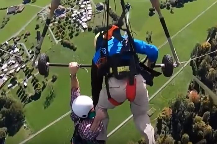 Horor udara saat turis Chris Gursky (kiri) menggelantung di paralayang yang sudah terbang. Dia lupa memasang sabuk pengaman.