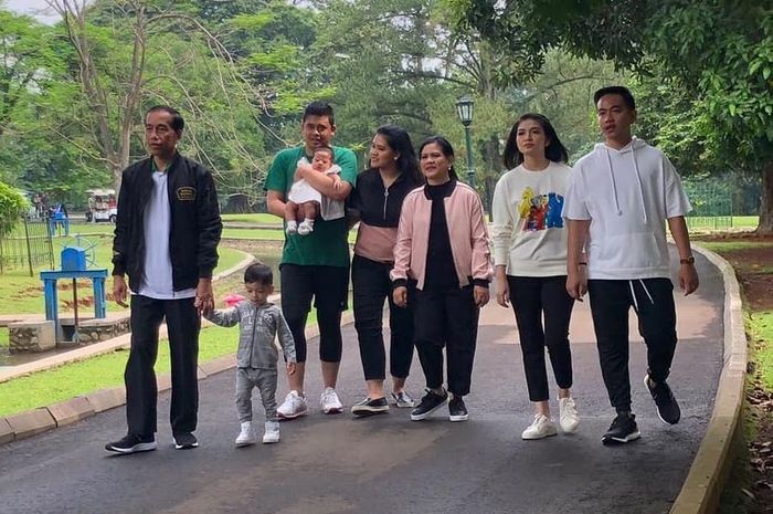 Jokowi saat liburan bersama anak cucu di Kebun Raya Bogor

