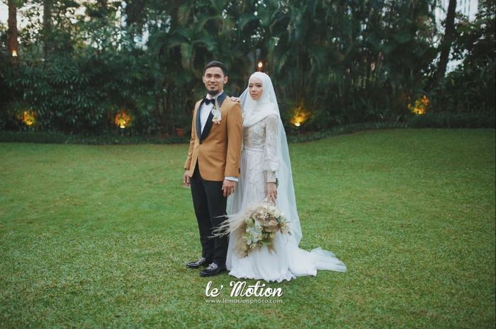 Tampilan Baju Pengantin Hijab Simpel Lindswell Kwok Saat Menikah dengan Achmad Hulaefi - Hijab