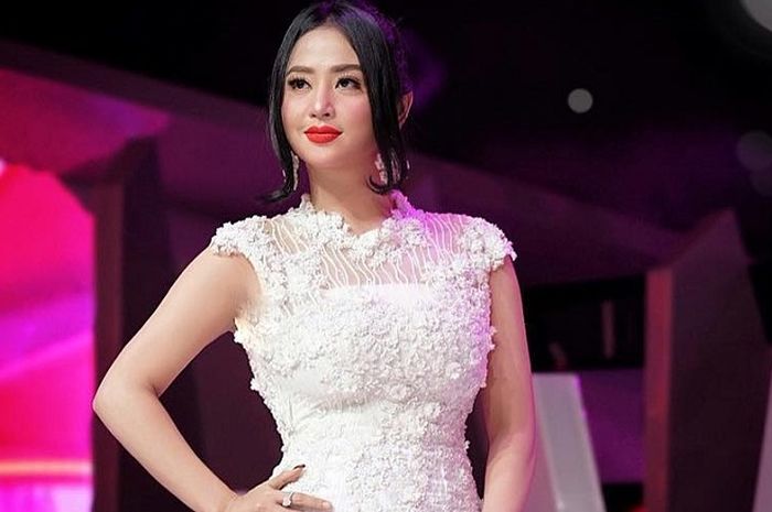 Dewi Perssik traktir keluarga makan makanan seharga Rp 3 juta perporsinya