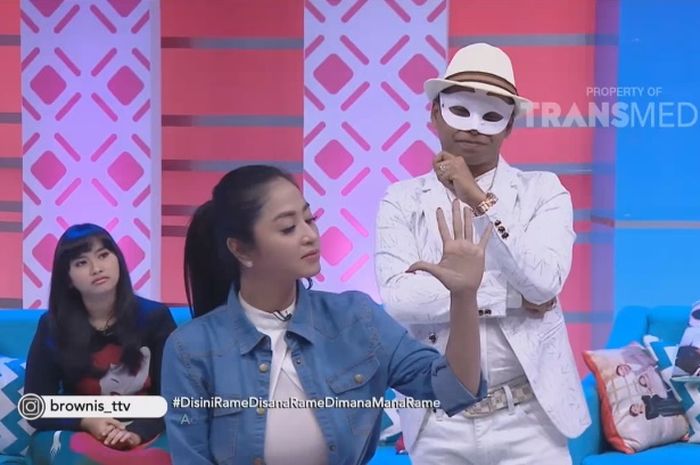 Pakar Supranatural Ramal Kehidupan Dewi Perssik Tahun Depan, Wirang: Masih Bermasalah dengan Sosok yang Sama