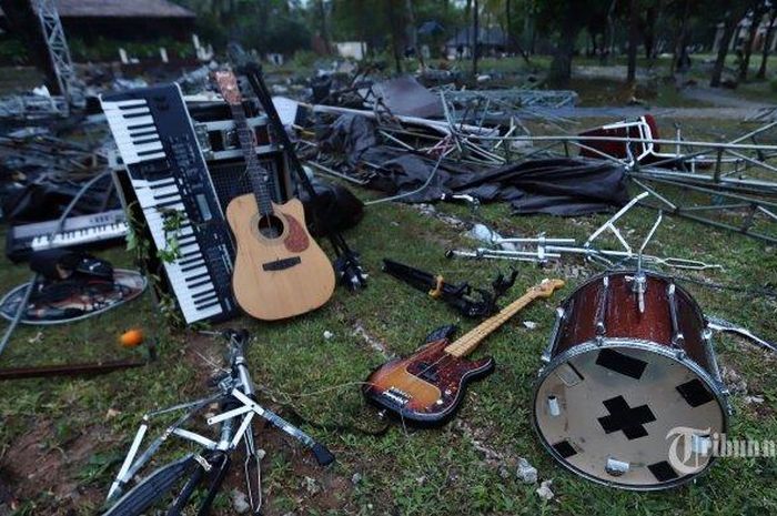 Alat Musik Band Seventeen Tercecer di Dekat Panggung Roboh Usai Tsunami Tanjung Lesung