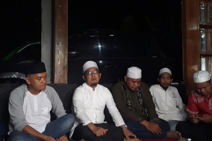 Pengajian tujuh harian untuk mendoakan Aa Jimmy, istri dan kedua anaknya, serta istri dari Ade Jigo.