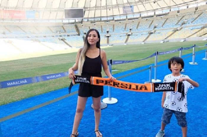Istri Stefano Cugurra, Miranda Erlinda bersama sang putra yang membentangkan syal Persija di Stadion Maracana, Brasil.