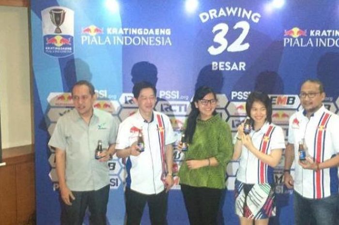 Sekjen PSSI Ratu Tisha (tengah) bersama dengan perwakilan sponsor Kratingdaeng setelah melakukan drawing babak 32 besar Piala Indonesia di Hotel Sultan, Jakarta, Selasa (8/1/2019). 