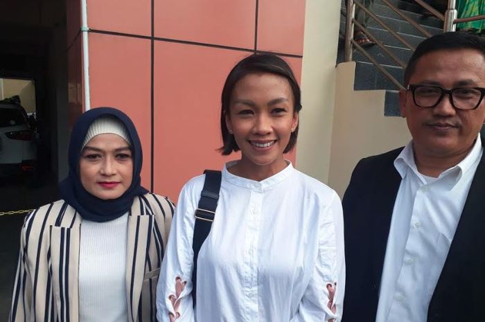 Melanie dan Kuasa Hukumnya