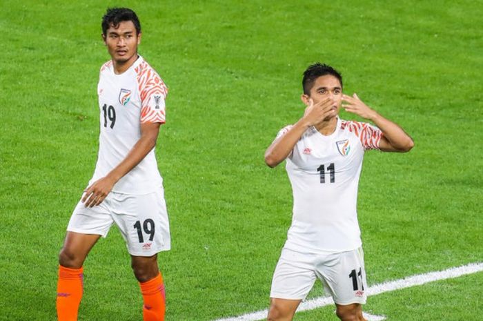 Kapten India, Sunil Chhetri (kanan), merayakan gol yang dicetak ke gawang Thailand dalam pertandinga