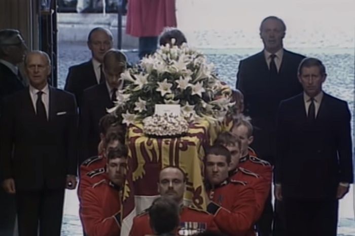 Peti Mati Lady Diana ketika hendak disemayamkan di Westminster Abbey