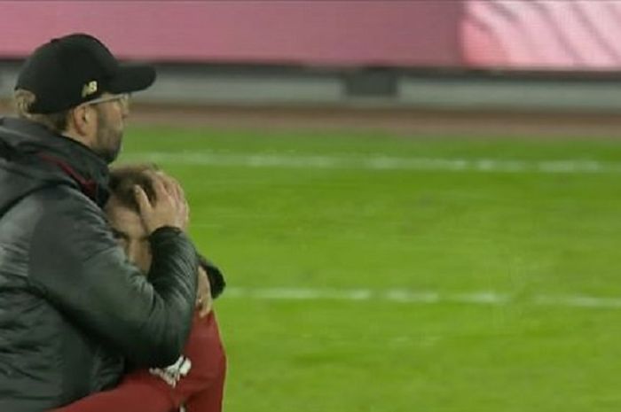 Momen ketika pemain Liverpool, Xherdan Shaqiri diduga 'menghilang' dari pelukan Juergen Kloop pasca pertandingan Piala FA melawan Wolverhampton Wanderes.