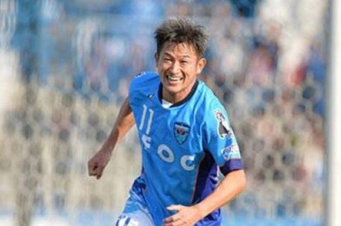 Senyum ceria striker berusia 50 tahun, Kazuyoshi Miura selepas mencetak gol ke gawang ThespaKusatsu Gunma pada laga pekan ketiga J2 League di Stadion Nippatsu Mitsuzawa, Minggu (12/3/2017).