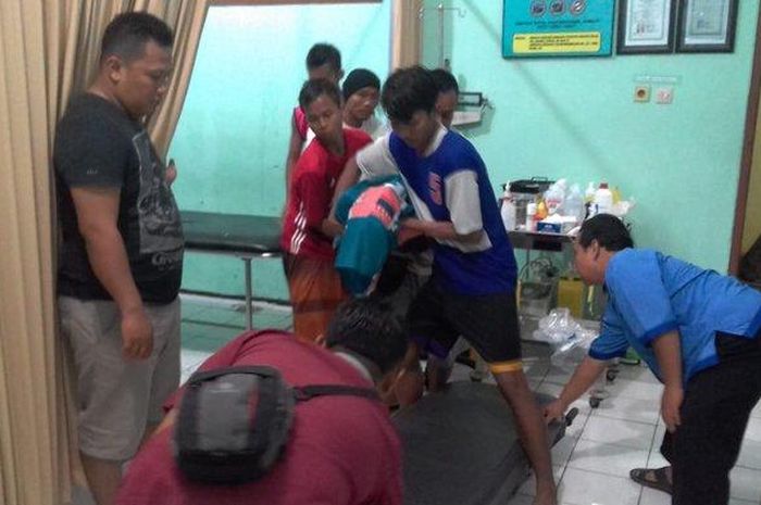 Seorang pemain bola di Tuban, Saiful Bakhtiar tewas dalam saat bertanding setelah tersambat petir bahkan tubuhnya sempat mengeluarkan asap.