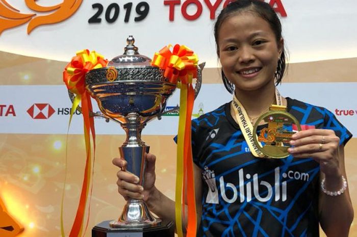 Pebulu tangkis tunggal putri nasional Indonesia, Fitriani, berpose dengan medali dan trofi yang dia raih seusai menjuarai turnamen Thailand Masters 2019 di Indoor Stadium Huamark, Bangkok, Thailand, Minggu (13/1/2019).