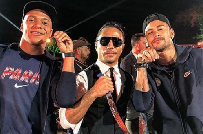Kylian Mbappe (kiri), Salt Bae (Tengah) dan Neymar (kanan) saat berada di Dubai.