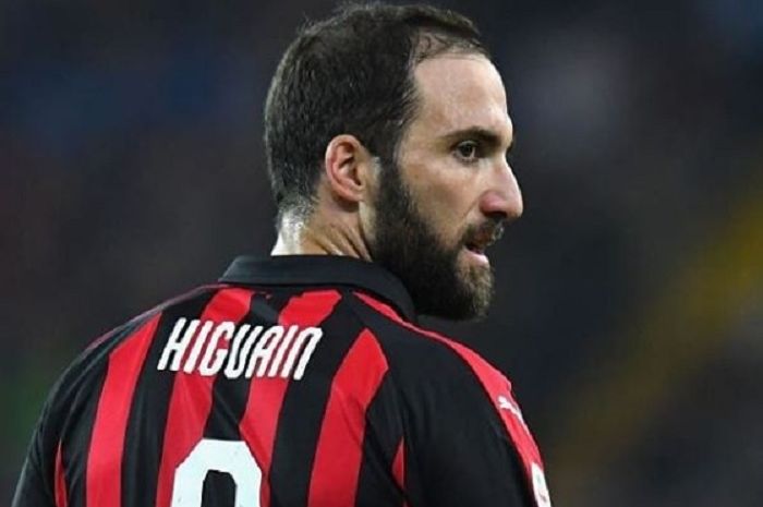 Penyerang AC Milan yang dikabarkan segera pindah ke Chelsea, Gonzalo Higuain.