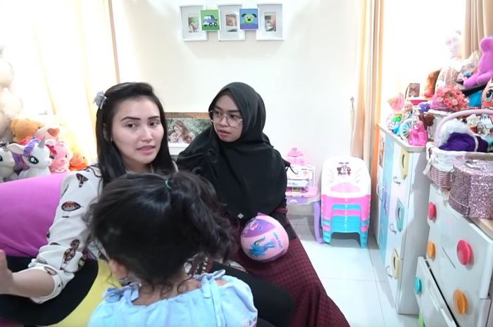 Bertahun-Tahun Tak Ditiduri, Ayu Ting Ting Cerita Soal Kamar Horornya Hingga Pilih Tidur Sekamar Berempat!
