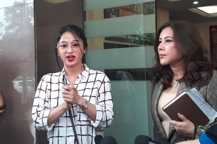 Dewi Perssik di Polres Metro Jakarta Selatan, Rabu (23/1/2019).