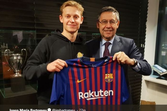 Frenkie de Jong bersama Presiden FC Barcelona, Josep Maria Bartomeu.