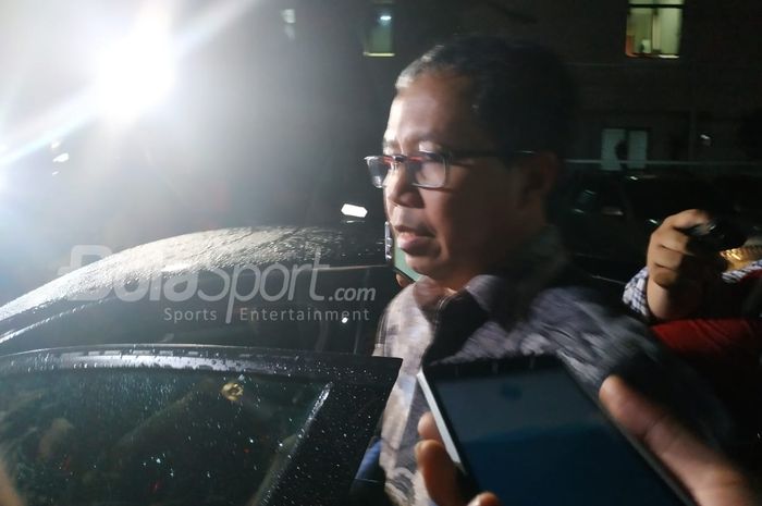 Joko Driyono bergegas masuk ke dalam mobil setelah menjawab pertanyaan wartawan seusai diperiksa Sat