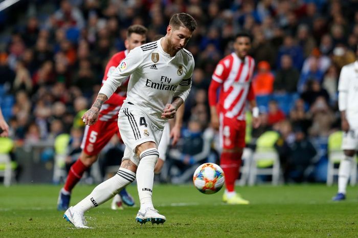 Sergio Ramos saat mencetak gol melalui tendangan penalti ala panenka ke gawang Girona di Santiago Be