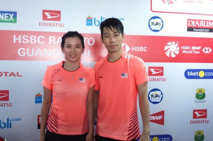 Pasangan ganda campuran Malaysia, Chan Peng Soon/Goh Liu Ying, berpose setelah konferensi pers semifinal Indonesia Masters 2019.