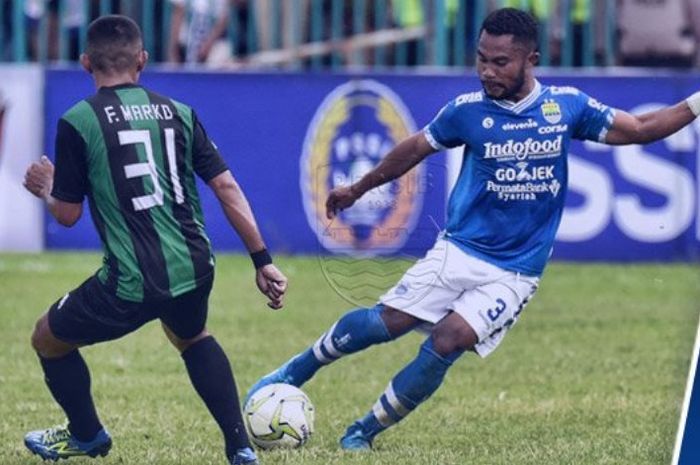 Aksi bek Persib, Ardi Idrus (kanan) saat mencoba mengecoh pemain Persiwa, Frans Marko pada laga 32 besar Piala Indonesia 2018.