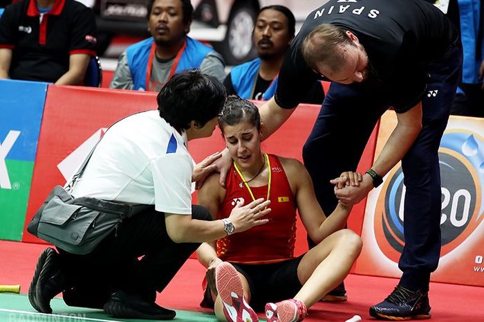 Pebulu tangkis tunggal putri Spanyol, Carolina Marin, menjalani perawatan saat cedera pada final Indonesia Masters 2019 di Istora Senayan, Jakarta, Minggu (27/1/2019).