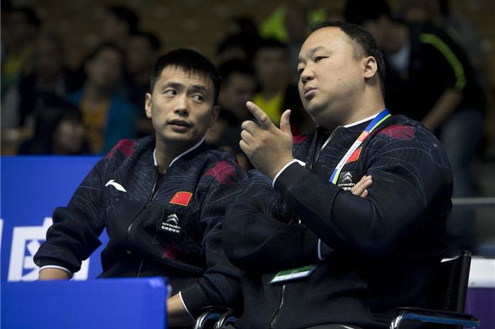 Peraih medali emas Olimpiade Sydney 2000 dan Olimpiade Athena 2004 asal China, Zhang Jun (kanan).