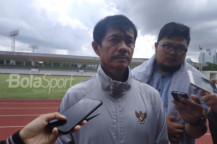 Pelatih timnas U-22 Indonesia, Indra Sjafri menjawab pertanyaan wartawan seusai memimpin latihan timnya di Stadion Madya, Jakarta, Rabu (30/1/2019).