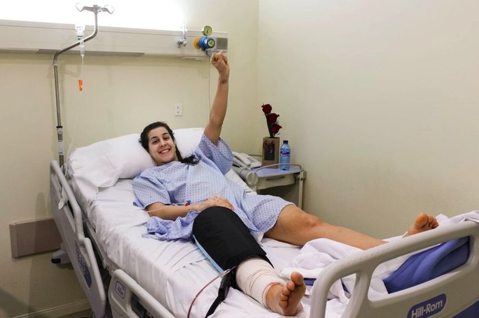 Pebulu tangkis tunggal putri Spanyol, Carolina Marin, berpose setelah menjalani operasi di lutut kanannya, Selasa (29/1/2019).