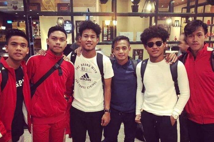 Ilham Rhomadona bersama lima pemain Barito Putera U-16 yang mengikuti program Garuda Select. 