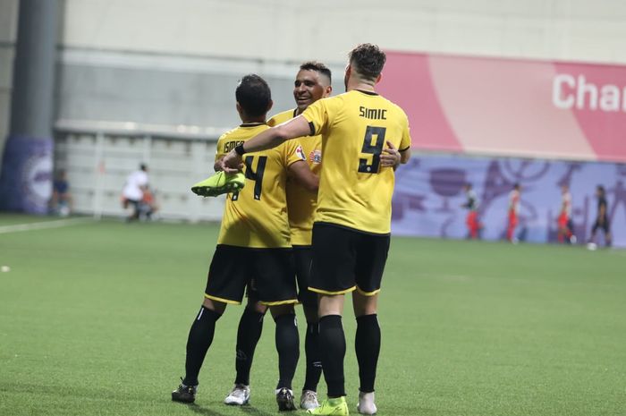Alberto Goncalves dan Ismed Sofyan ikut merayakan gol yang dicetak penyerang Persija Jakarta, Marko Simic ke gawang Home United di Stadion Jalan Besar, Singapura, Selasa (5/2/2019).