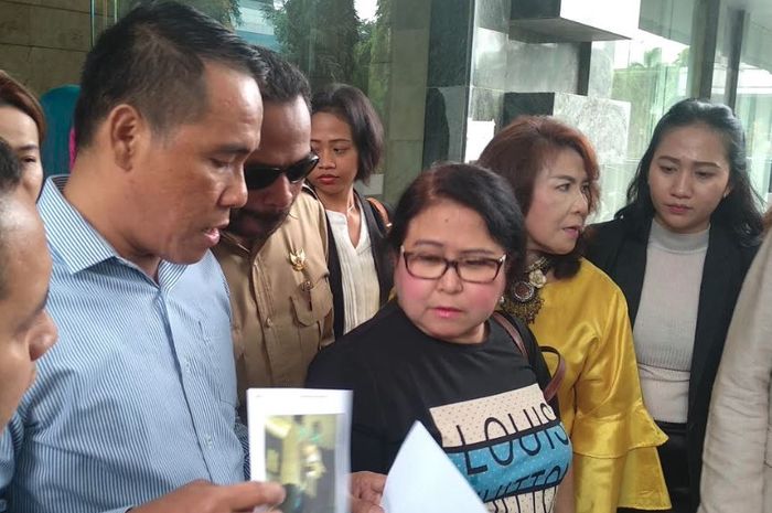 Elza Syarief usai melaporkan Farhat Abbas di Polda Metro Jaya, Sabtu (9/2/2019).