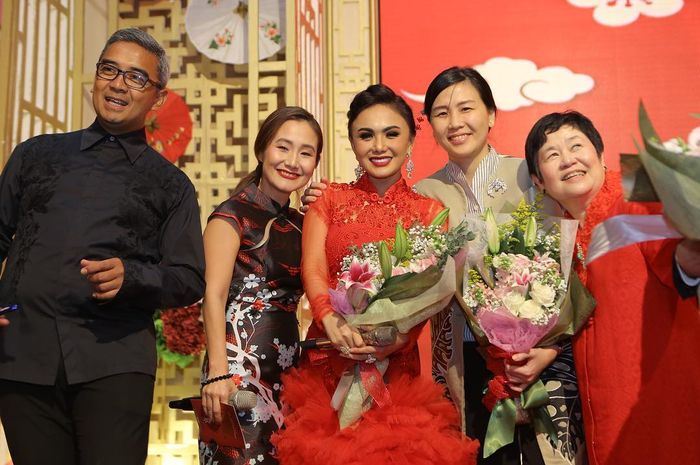 Instagram @yunishara36
Veronica Tan, mantan istri Ahok alias BTP tampil sederhana di sebuah acara perayaan imlek yang juga dihadiri oleh Yuni Shara, Farhan