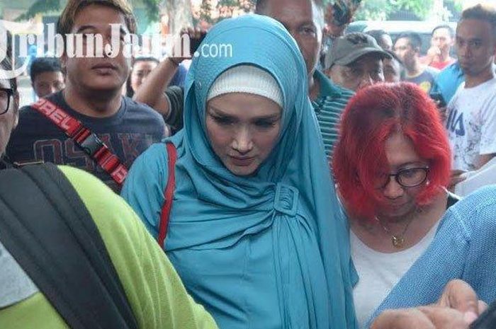 Mulan Jameela jenguk Ahmad Dhani di Rutan Medaeng
