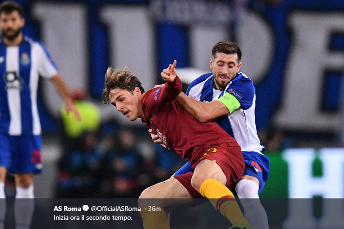 Bintang AS Roma, Nicolo Zaniolo, berduel dengan pemain FC Porto, Hector Herrera.