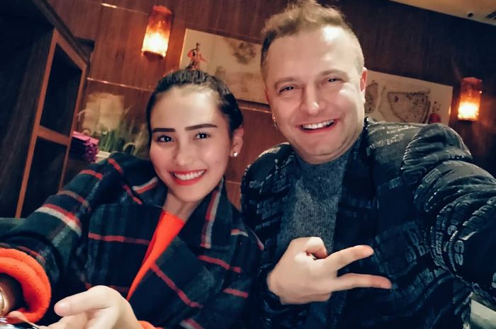 Ayu Ting Ting mengunggah potretnya bersama pria Turki 