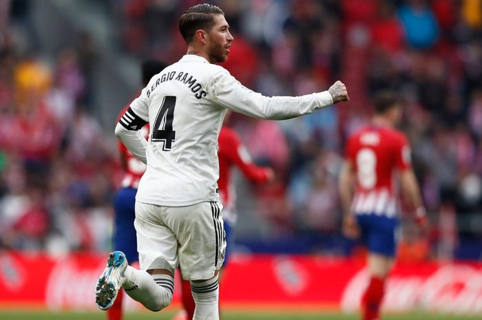 Kapten Real Madrid, Sergio Ramos, dalam laga pekan ke-23 Liga Spanyol melawan Atletico Madrid di Stadion Wanda Metropolitano, Madrid, 9 Februari 2019.