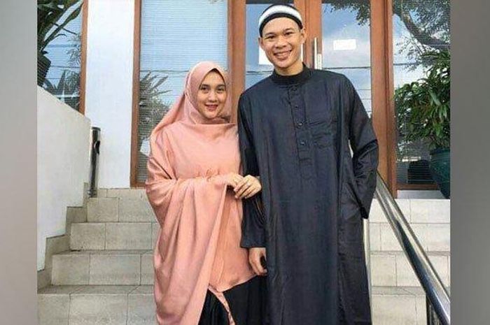 Mantan pemain PSPS Riau, Khairunnas Afrizal, berfoto bersama sang istri.
