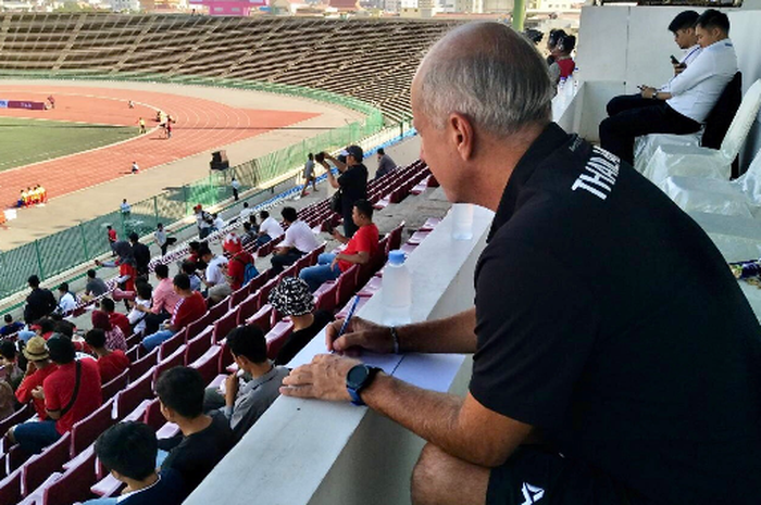 Pelatih timnas U-22 Thailand Alexandre Gama saat menyaksikan pertandingan antara Indonesia melawan Myanmar di Stadion Nasional, Phnom Penh, pada hari Senin (18/2/2019).
