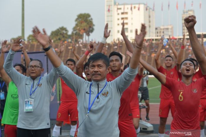 Pelatih Timnas U-22 Indonesia, Indra Sjafri, merayakan kemenangan tim di Piala AFF U-22 2019.