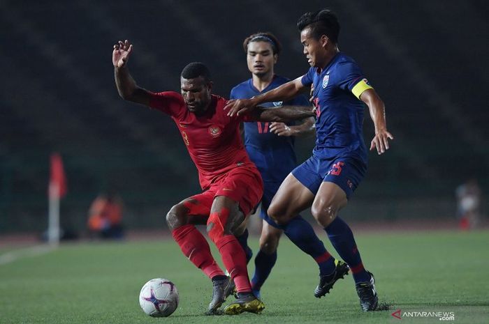 Striker Timnas U-22 Indonesia, Marinus Wanewar ditempel ketat kapten Thailand, Saringkan Promsupa, dalam laga final Piala AFF U-22 2019. 