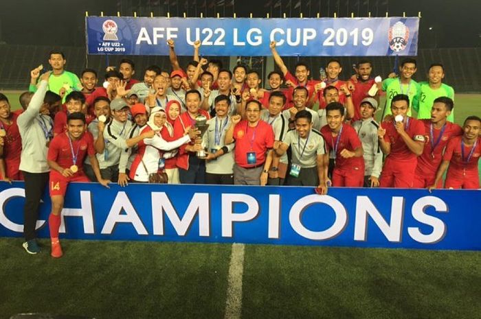 Imam Nahrawi merayakan keberhasilan timnas U-22 Indonesia dalam ajang Piala AFF U-22 2019 bersama para pemain, pelatih, dan staff.
