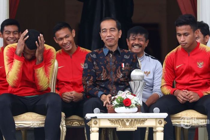 Presiden Joko Widodo berbincang dengan pemain Timnas U-22 Indonesia serta ofisial di beranda Istana Merdeka, Jakarta, Kamis (28/2/2019). Presiden memberikan bonus kepada pemain timnas U-22 yang menjadi juara pada kejuaraan AFF U-22 setelah mengalahkan Thailand dengan skor 2-1. Presiden berharap timn