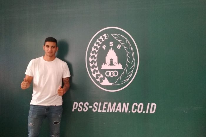 Gelandang asal Argentina, Brian Ferreira, saat resmi bergabung bersama PSS Sleman untuk hadapi musim 2019.
