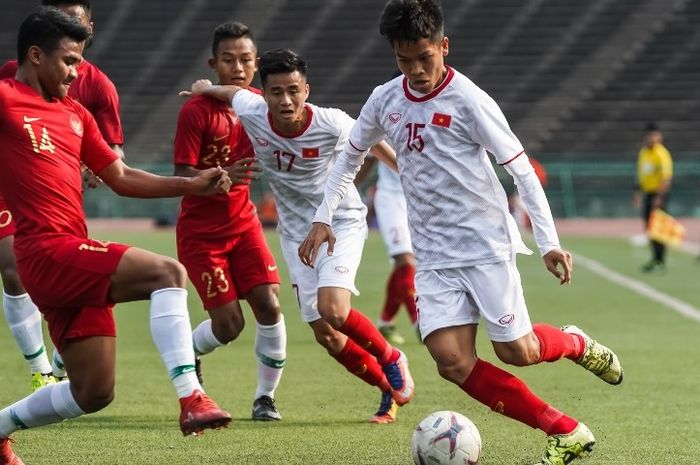 Bek timnas U-22 Indonesia Asnawi Mangkualam saat berhadapan dengan pemain timnas U-22 Vietnam pada semifinal Piala AFF U-22 2019, Minggu (24/2/2019) di Stadion Nasional. Phnom Penh.