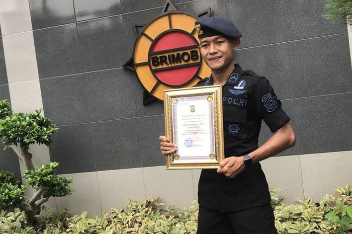 Bripda Sani Rizki anggota Satuan Brimob Polda Metro Jaya menerima sertifikat apresiasi atas prestasinya mengharumkan nama bangsa saat tergabung dalam Timnas U-22 Piala AFF 2019. Piagam apresiasi tersebut ia terima, Jumat (1/3/2019).