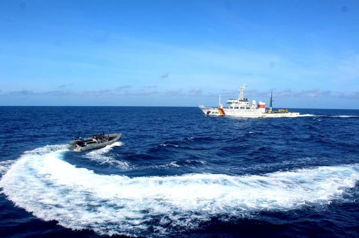 Kapal patroli milik TNI Angkatan Laut (AL), KRI TOM-357 menangkap 4 kapal perikanan berbendera Vietnam, Minggu (24/2/2019) pukul 07.40 WIB.  