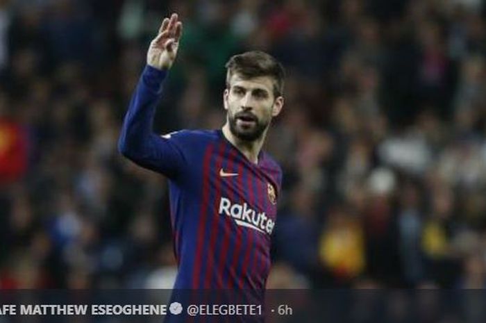 Bek FC Barcelona, Gerard Pique, menunjukkan gestur protes dalam laga pekan ke-26 Liga Spanyol kontra Real Madrid, 2 Maret 2019.