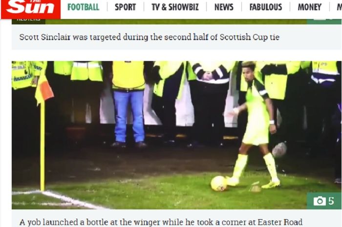 Pemain sayap Glasgow Celtic, Scott Sinclair yang menjadi sasaran lempat botol para fan Hibernian di ajang Liga Skotlandia. Sabtu (2/2/2019).