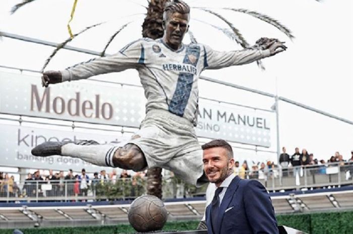David Beckham bersama sebuah patung dirinya yang merupakan bentuk penghargaan dari mantan klub yang dibelanya di kompetisi MLS, LA Galaxy.